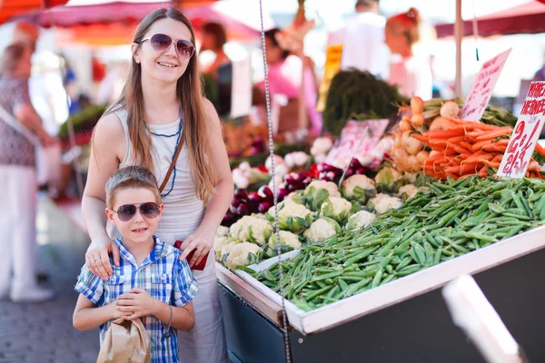 Mother and son at market — Stock Photo, Image
