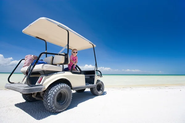 Golfwagen am tropischen Strand — Stockfoto