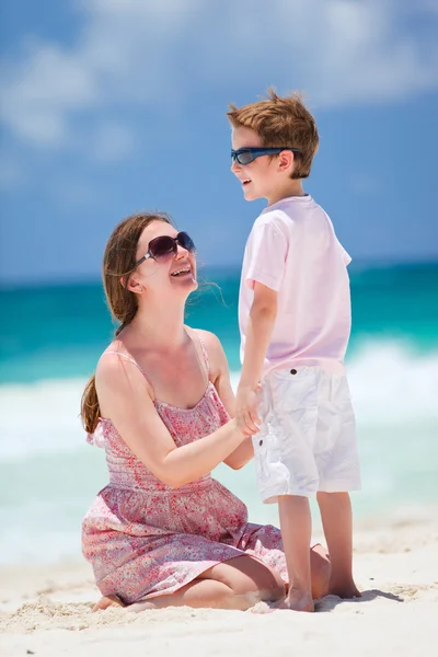 Mutter und Sohn am Strand — Stockfoto