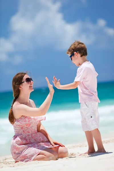 Мать и сын на пляже — стоковое фото