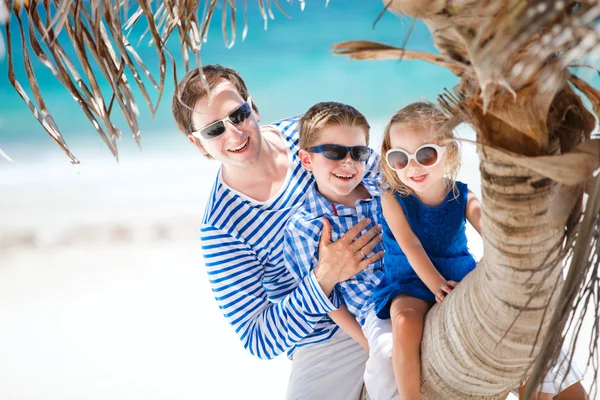 Father and two kids on palm — Stock Photo, Image