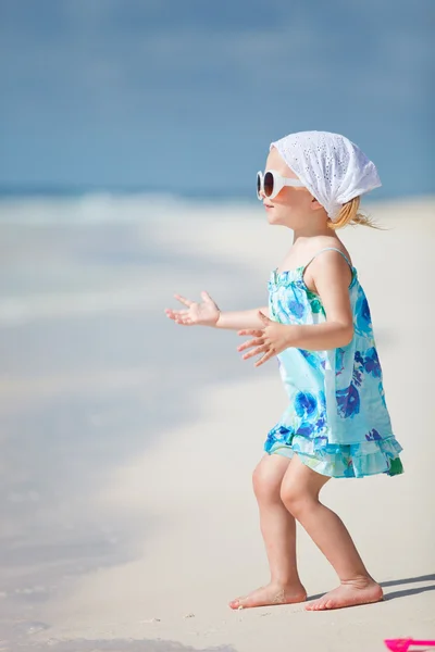 Очаровательная девочка на пляже — стоковое фото