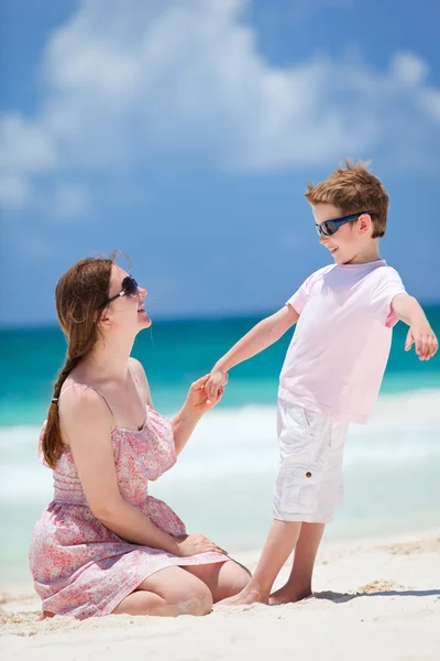 Madre e hijo en la playa — Foto de Stock