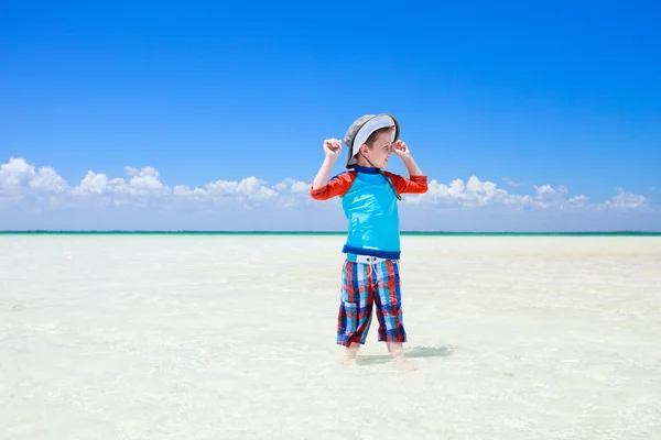 Malý chlapec v mělké vodě — Stock fotografie