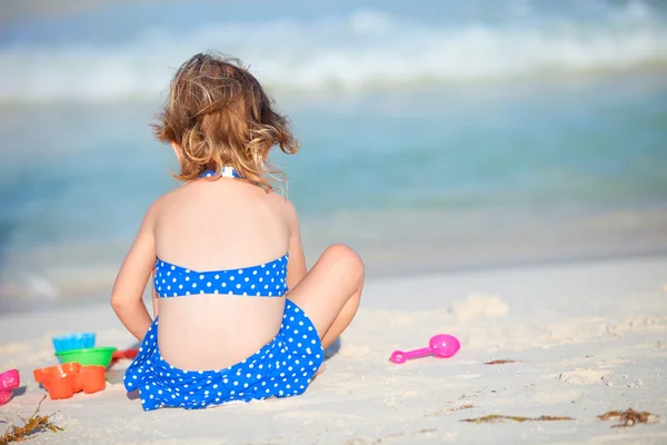 Aranyos kis lány, strandon — Stock Fotó