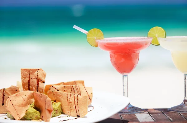 Tortilla chips and margarita cocktails — Stock Photo, Image