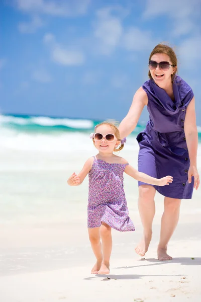 母亲和女儿在海滩上运行 — 图库照片