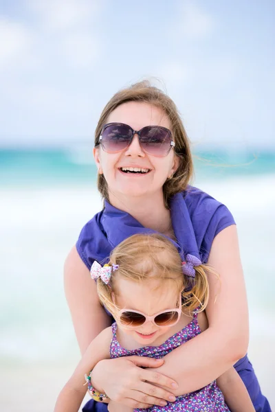 Lycklig mor och dotter på stranden — Stockfoto