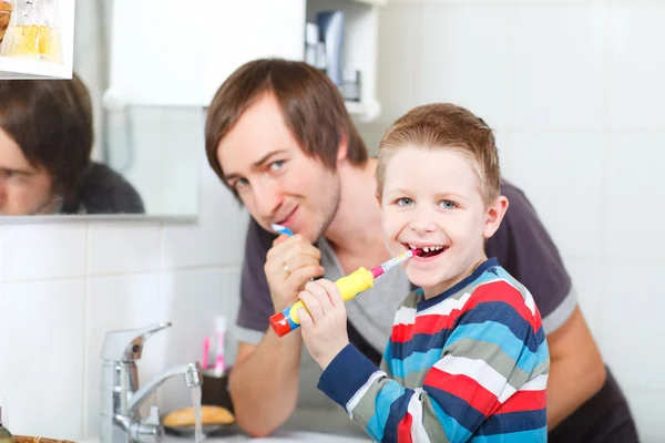 Père et fils se brossant les dents — Photo