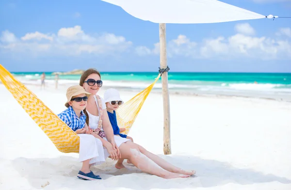 Familia en vacaciones de playa —  Fotos de Stock