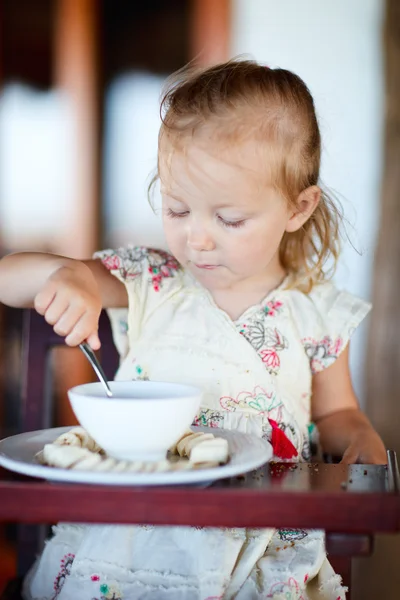 Meisje eet ontbijt — Stockfoto