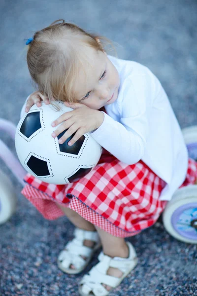 Menina com bola — Fotografia de Stock