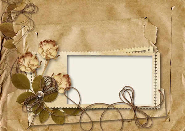 Ρετρό κάρτα με τριαντάφυλλο σε φόντο σκισμένο χαρτί — Φωτογραφία Αρχείου