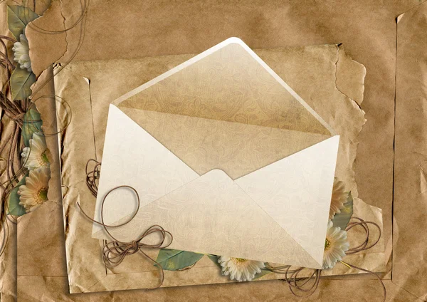 Envelope no fundo de papel rasgado — Fotografia de Stock