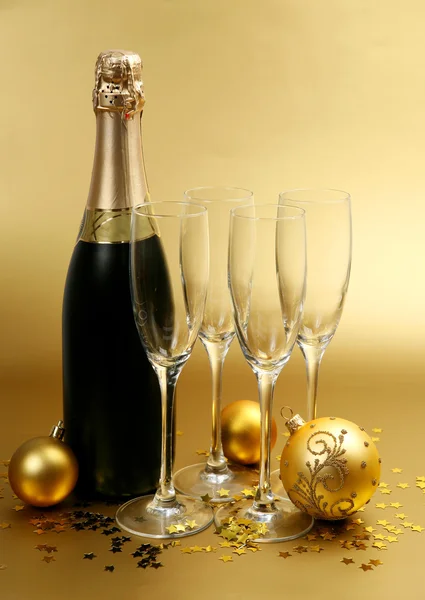 Champagner und Neujahrsschmuck Stockbild