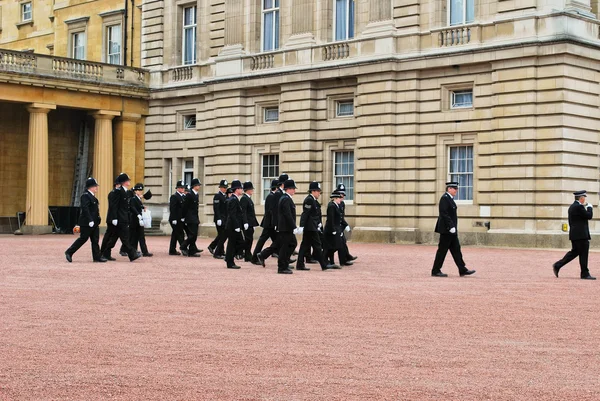 Politie in de buurt van buckingham palace op de dag van koninklijk huwelijk — Stockfoto