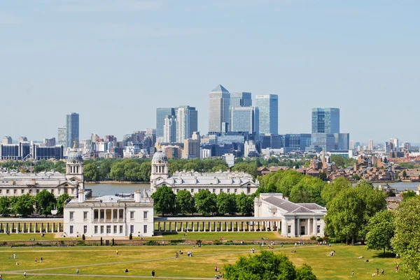 London's National Maritime Museum and skyscrapers of Canary Wharf — Stock Photo, Image