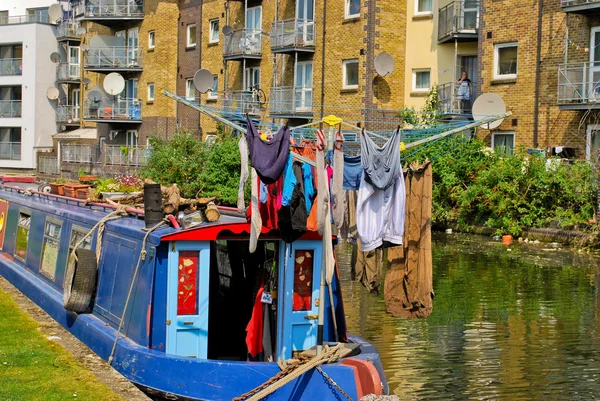 Båt i london canal — Stockfoto