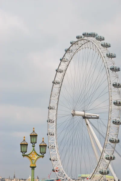 Лондонский глаз или колесо тысячелетия в Лондоне — стоковое фото