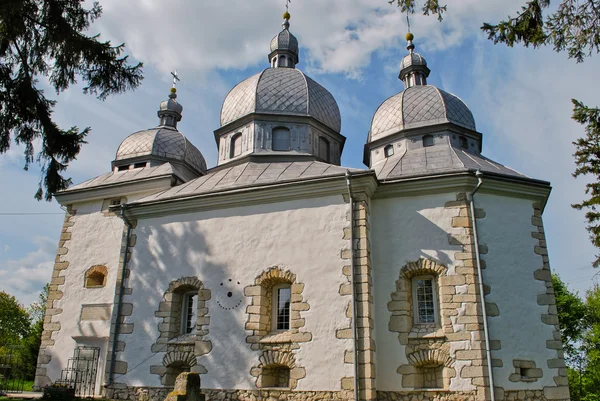 Antigua iglesia ortodoxa en la colina. Construido por primera vez en el siglo IX. —  Fotos de Stock