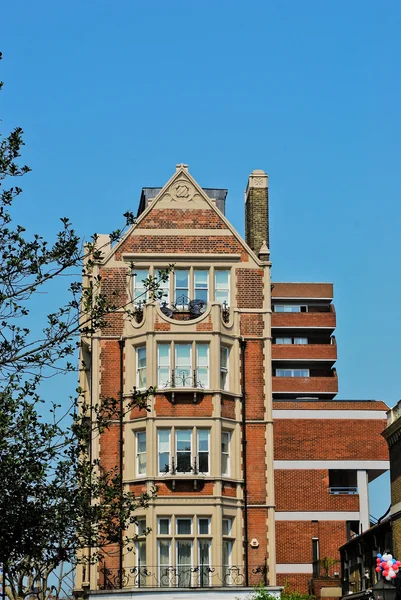 Edifício de estilo inglês típico em Londres — Fotografia de Stock