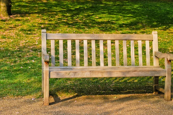 Деревянная скамейка в Гайд-парке — стоковое фото