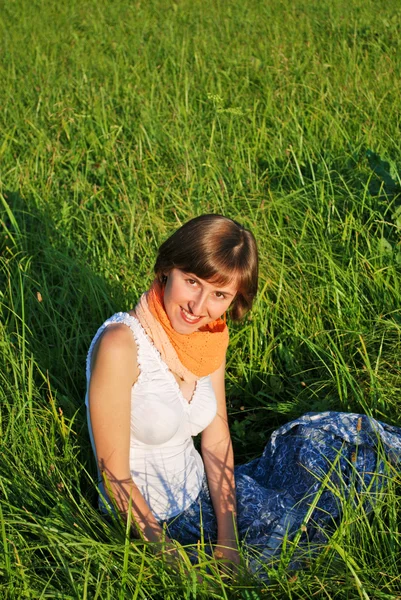 Девушка, сидящая на траве — стоковое фото