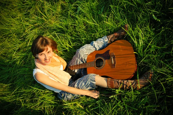 Flicka med gitarr utomhus — Stockfoto