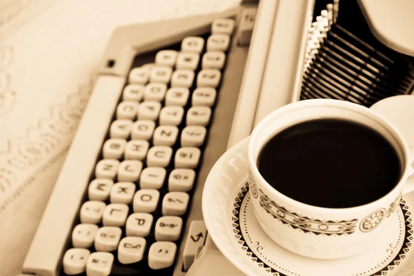 Kopp kaffe och vintage typ-författare — Stockfoto