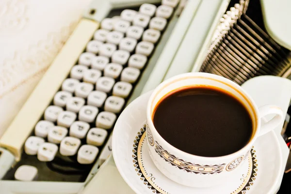 Šálek kávy a vintage typ spisovatel — Stock fotografie