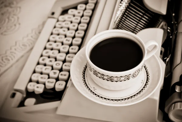 Taza de café y máquina de escribir vintage —  Fotos de Stock