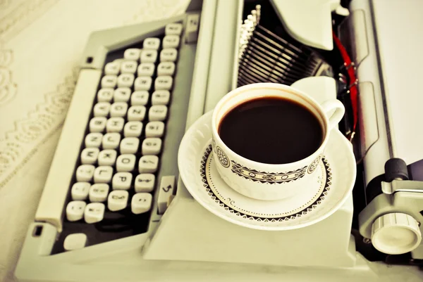 Taza de café y máquina de escribir vintage — Foto de Stock