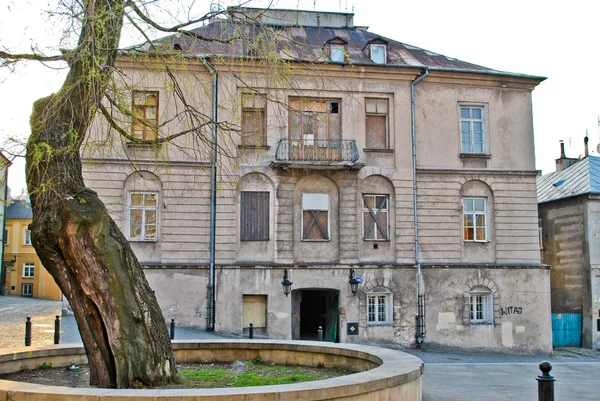Velha casa abandonada no bairro histórico de Lublin, Polônia — Fotografia de Stock