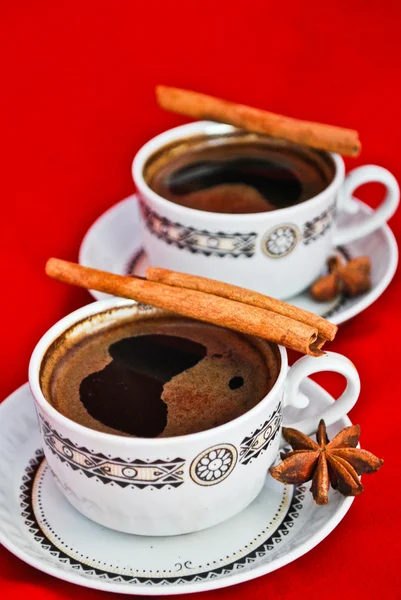 Tasse Kaffee isoliert auf rot — Stockfoto