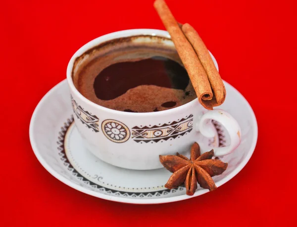Xícara de café isolado em vermelho — Fotografia de Stock