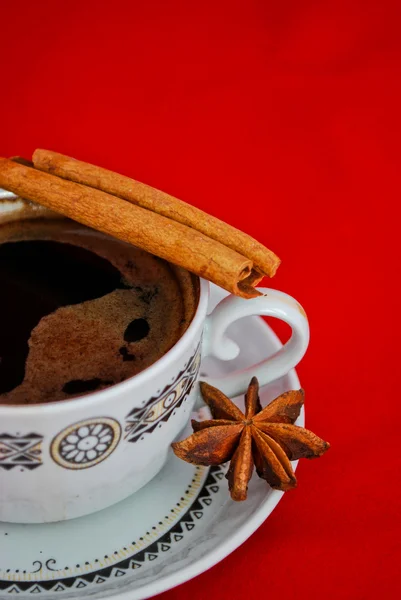 Šálek kávy izolovaných na červené — Stock fotografie