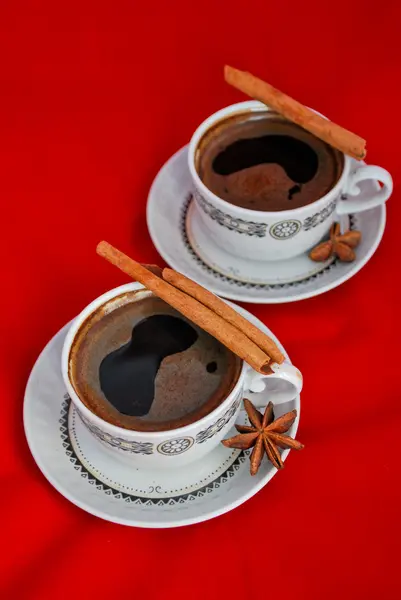 Kopje koffie geïsoleerd op rood — Stockfoto