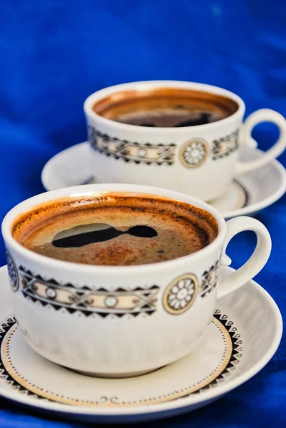 Šálek kávy izolovaných na modré — Stock fotografie