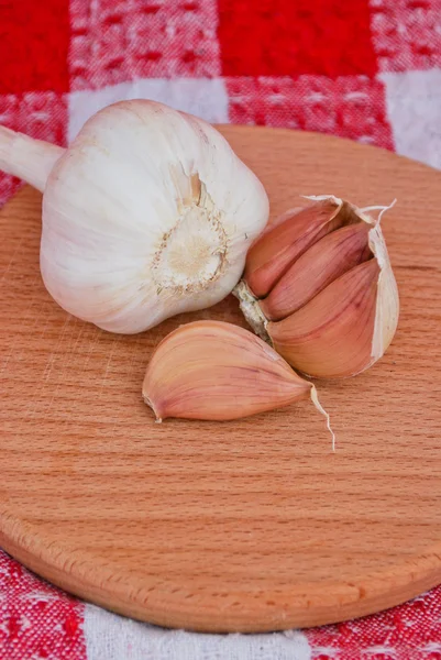 Garlic on a cutting board — Stock Photo, Image