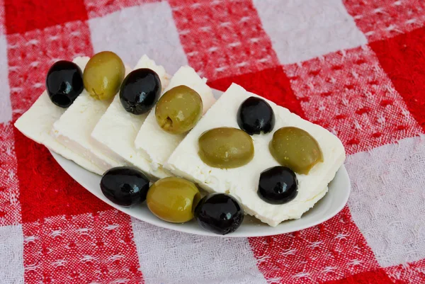 Νεκρή φύση τυρί τυρί φέτα και ελιές σε μια πετσέτα κουζίνας — Φωτογραφία Αρχείου