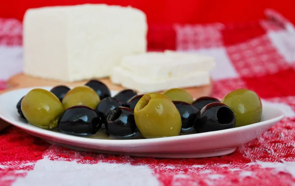 Νεκρή φύση τυρί τυρί φέτα και ελιές σε μια πετσέτα κουζίνας — Φωτογραφία Αρχείου