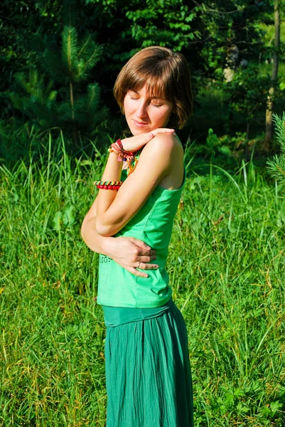 A young girl standing outdoors — Φωτογραφία Αρχείου