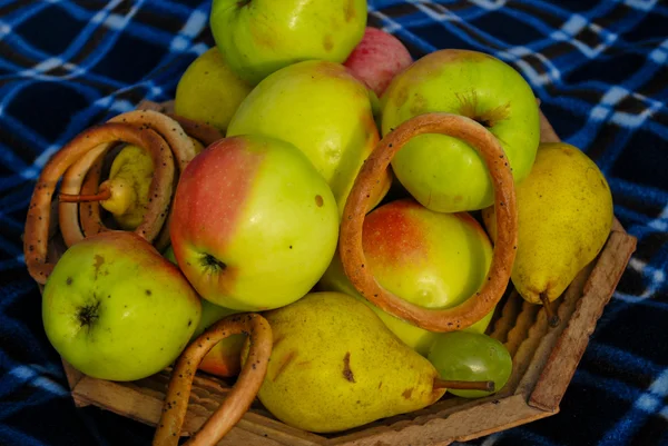 Äpplen, päron, bagels på bordet — Stockfoto