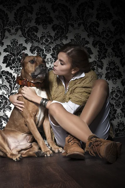 Chica con American Staffordshire Terrier — Foto de Stock