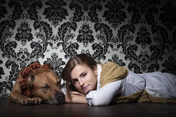 Chica con American Staffordshire Terrier — Foto de Stock
