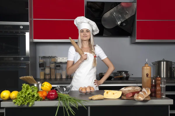 Menina chef na cozinha — Fotografia de Stock