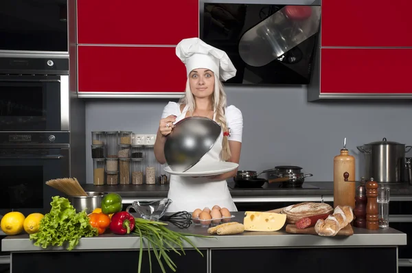 Menina chef na cozinha — Fotografia de Stock