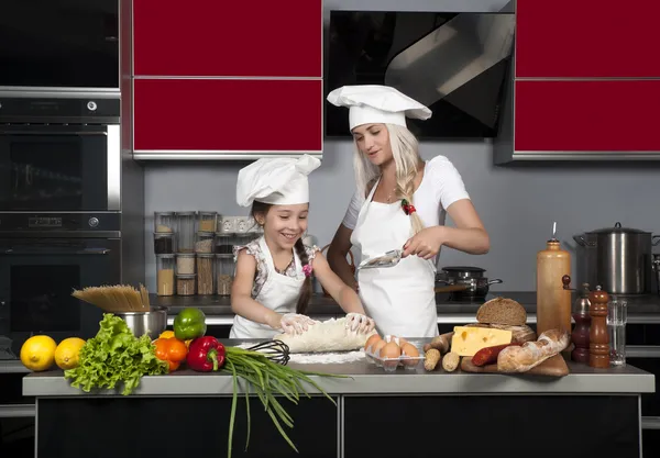 Mom teaches daughter to cook — Stock Photo, Image