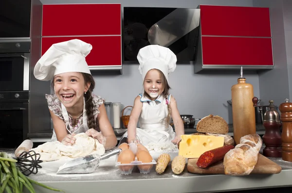 Två liten flicka cook — Stockfoto