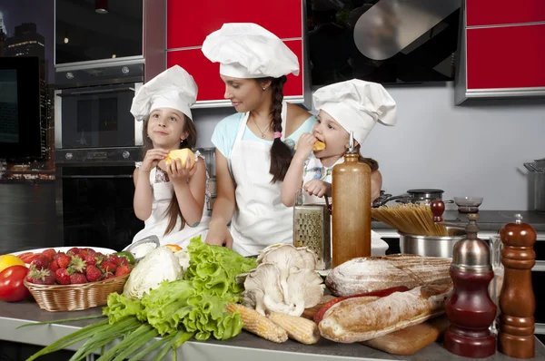 Mor och två döttrar i köket — Stockfoto